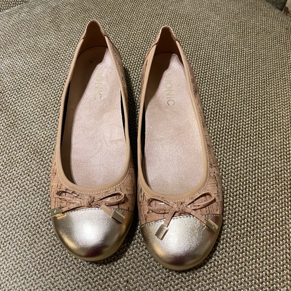 NEW - VIONIC TAN & GOLD FLAT SHOES SIZE 6.5/7 WD